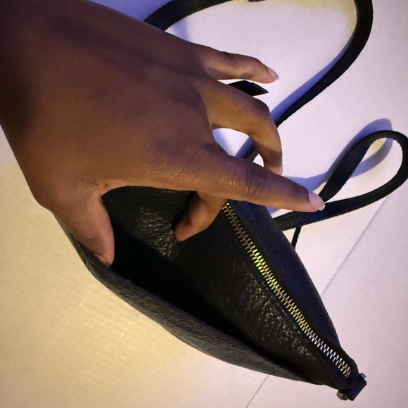 Portland Leather Classic Black Crossbody Bag - Picture 3 of 4